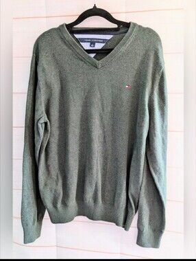 Vintage Tommy Hilfiger Men's V-Neck Sweater in Olive 🫒 Size Medium